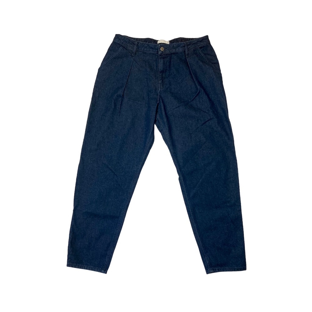High-Waisted Pleated Blue Jeans With Back Buckle